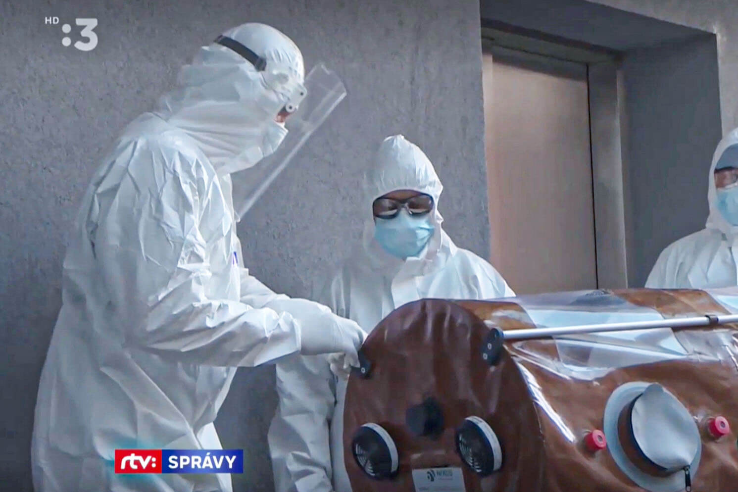 Nixus B-BAG isolation pod during Covid-19 pandemic in TV